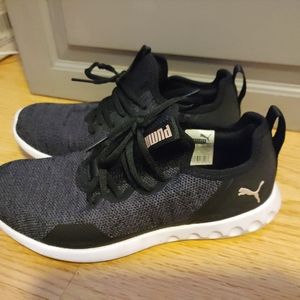 Puma sneaker Gray Size 6W Like New
